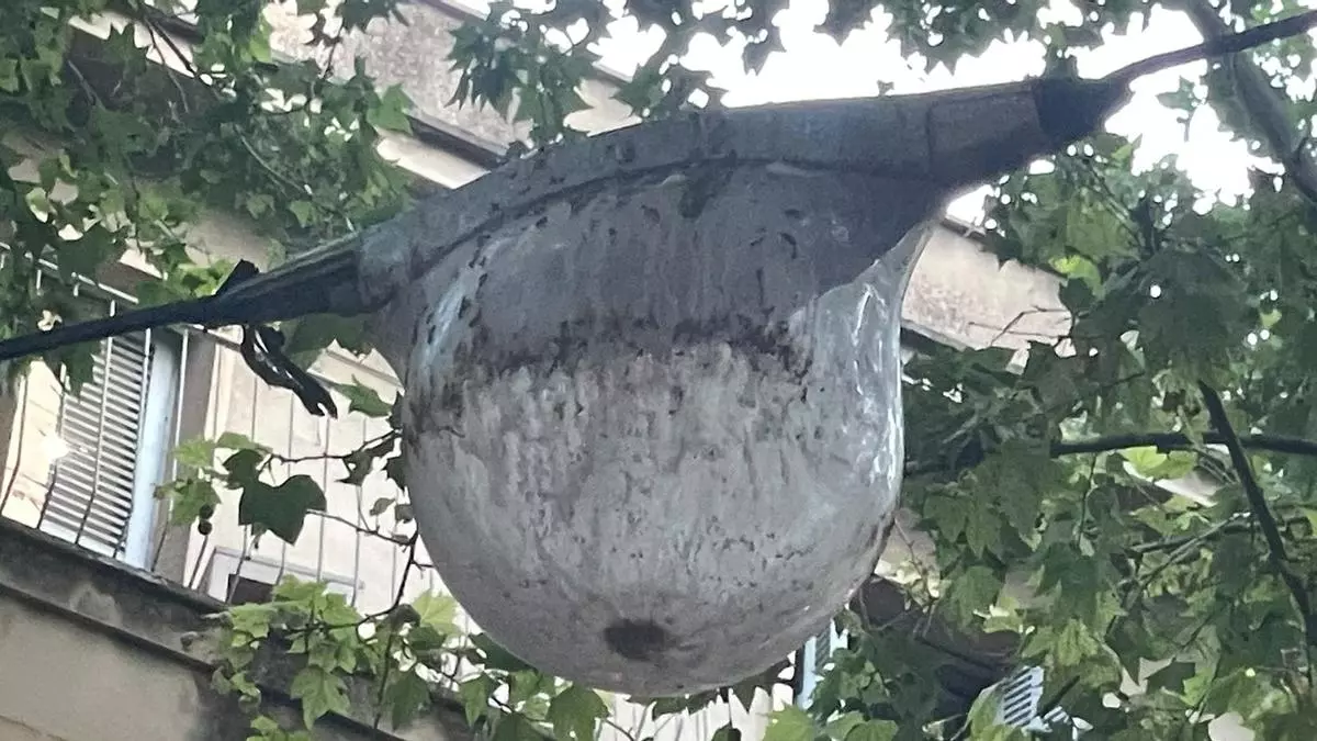 Cort saca brillo a las luminarias de Nuredduna tras una incidencia vecinal, pero el barrio reclama un mantenimiento constante