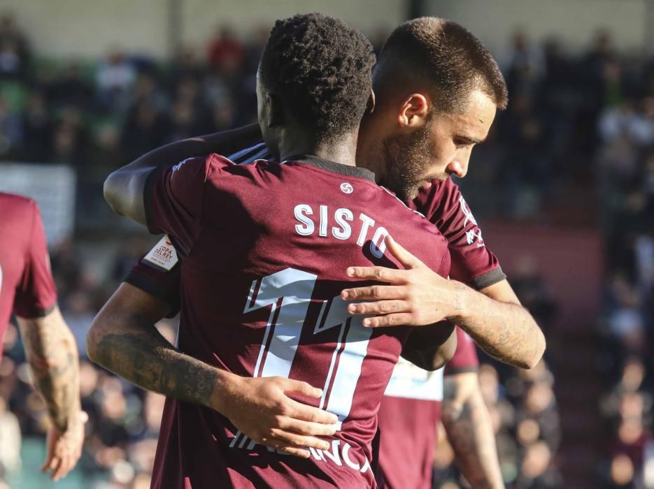 Las imágenes del duelo entre extremeños y gallegos en el Estadio Romano, que terminó con goleada celeste (1-4)