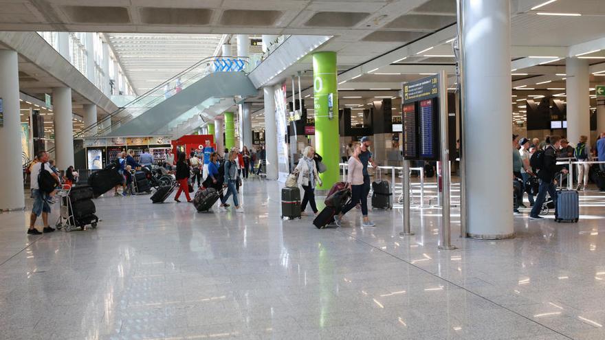 Tres policías reaniman a un niño atragantado con comida en el aeropuerto de Palma