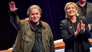 Steve Bannon junto a Marine Le Pen durante el congreso del Frente Nacional en Lille.