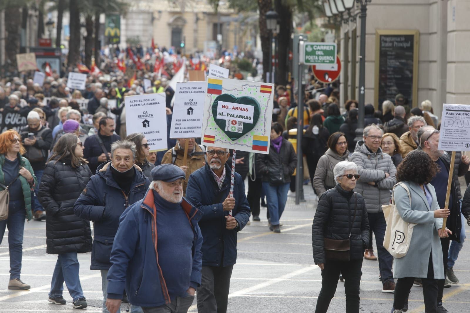 Cientos de valencianos claman por la paz en Ucrania