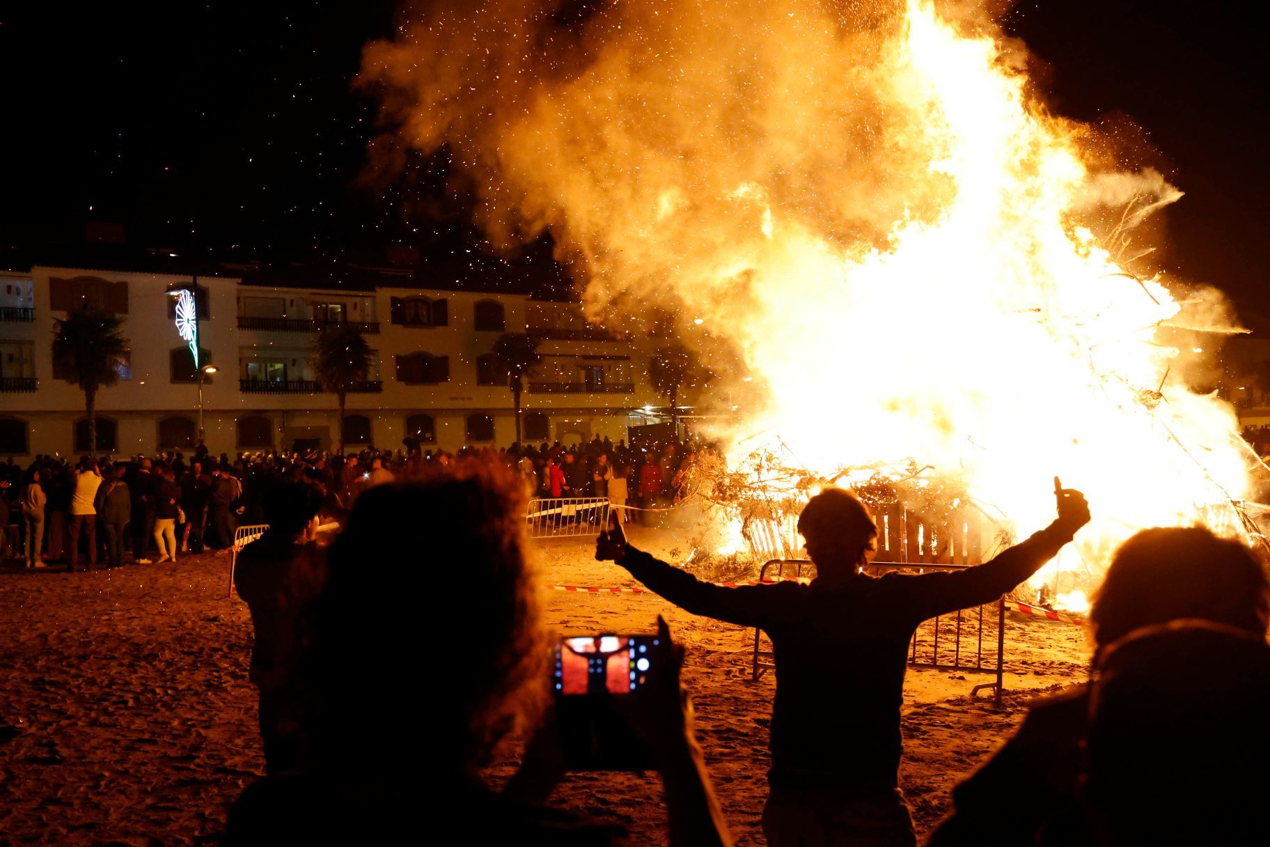 Panxón volvió a iluminarse en plena noche de San Xoán