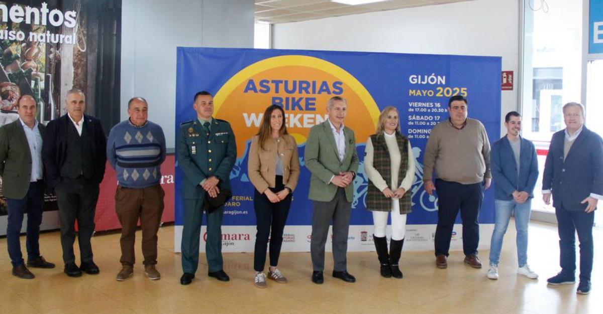 Por la izquierda, David Argüelles, Juan José Alonso, Jesús Ángel González, Julio Zapatero, Ángela Pumariega, Pedro López, Lara Martínez, Pelayo Barcia, Javier Suárez Llana y Álvaro Alonso, en la inauguración de «Asturias Bike Weekend».
