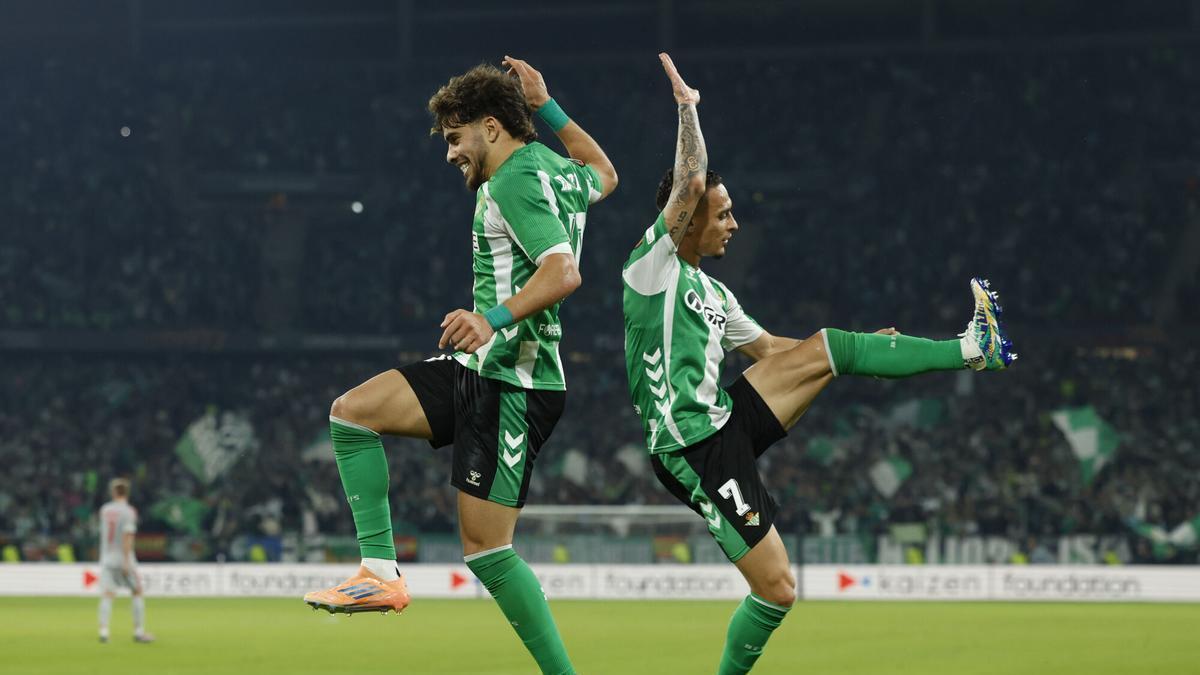Ez Abde y Antony celebran el primer gol del Betis al Lyon en el partido de Europa League en La Cartuja
