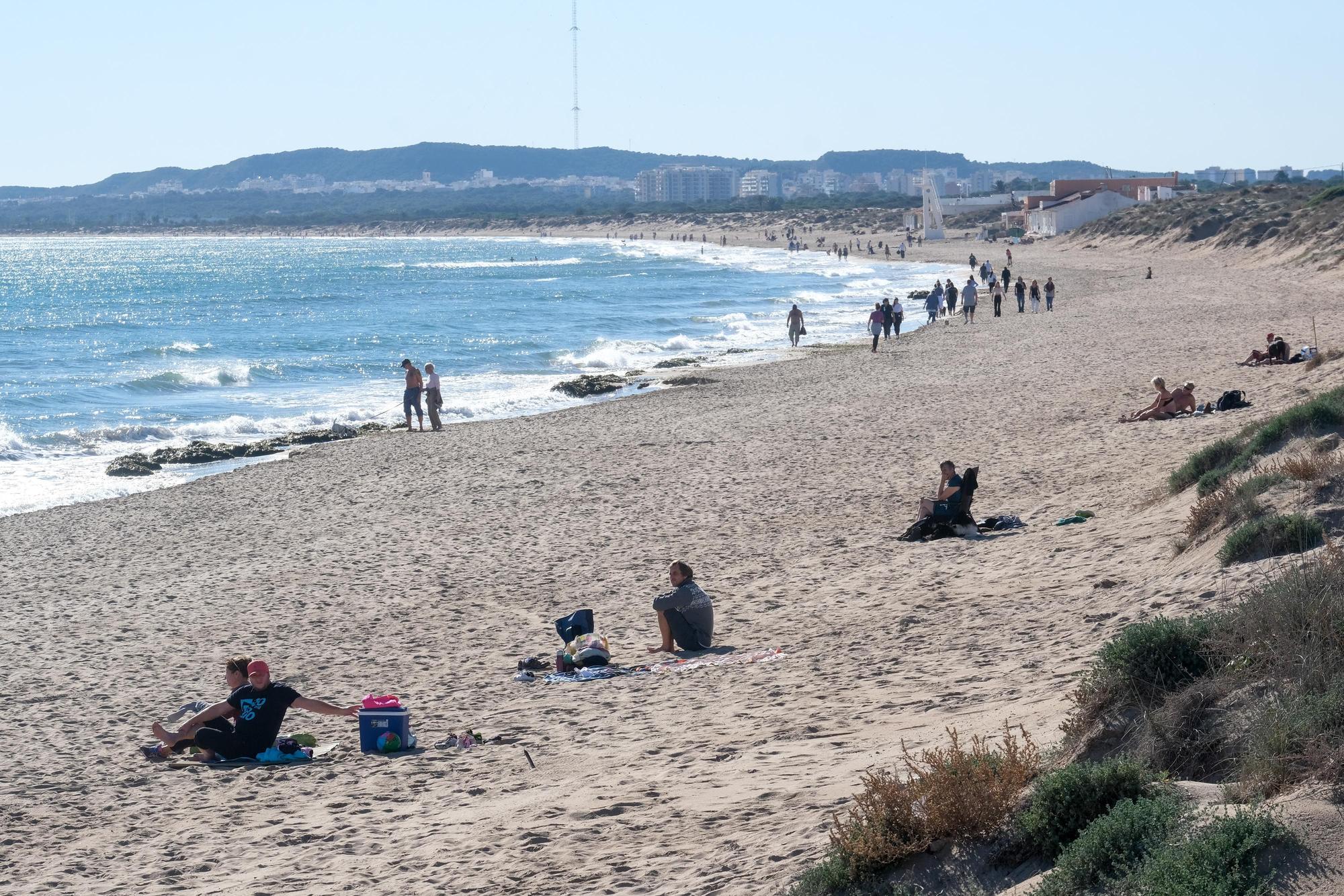 Jornada navideña playera en Elche. Numerosas personas disfrutan de las temperaturas de hasta 25 grados en la playa del Pinet en La Marina