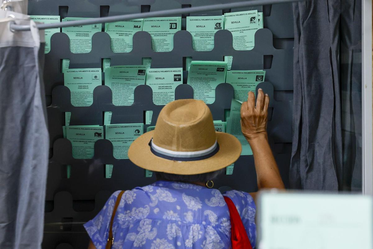 Una mujer ejerce su derecho al voto en un colegio electoral en Sevilla. Una mujer ejerce su derecho al voto en un colegio electoral en Sevilla.