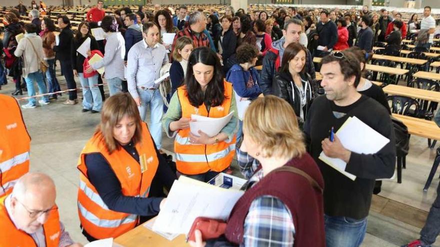 Funcionarios del cuerpo administrativo, ayer, tras realizar las pruebas en Silleda. // Bernabé