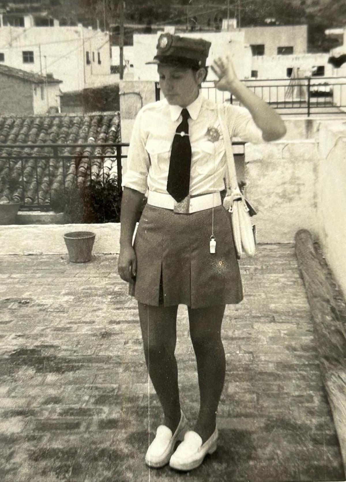 María José con el uniforme de verano: bolso y minifalda yeyé