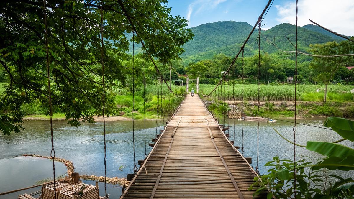 Mai Chau muestra el Vietnam más rural y verde, entre montañas, ríos, puentes de bambú y aldeas del norte del país.
