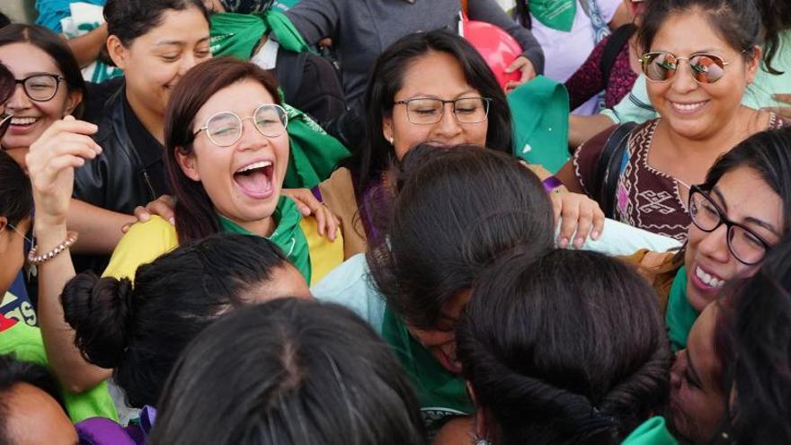 Feministas de &quot;Marea Verde&quot; celebran la decisión.