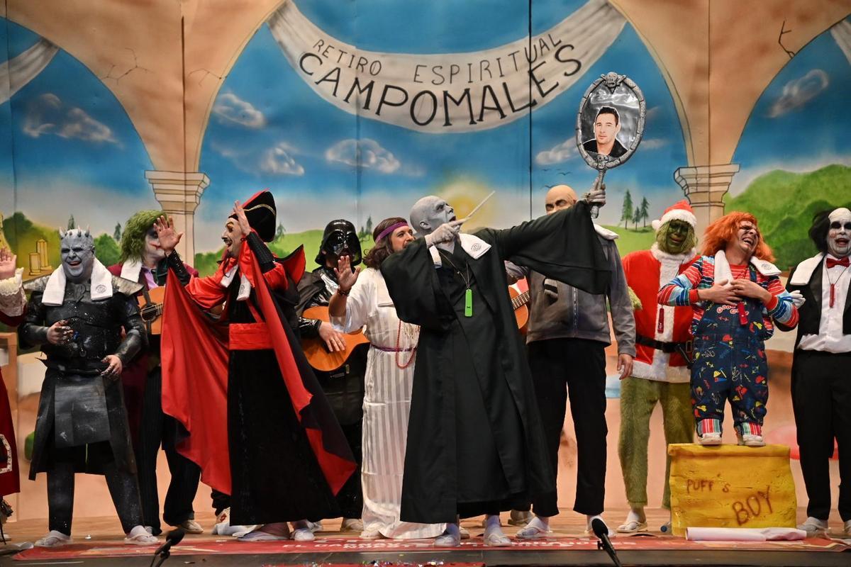 Carlos Álvarez caracterizado como Voldemort con Yo No Salgo en la tercera preliminar del Comba 2026.