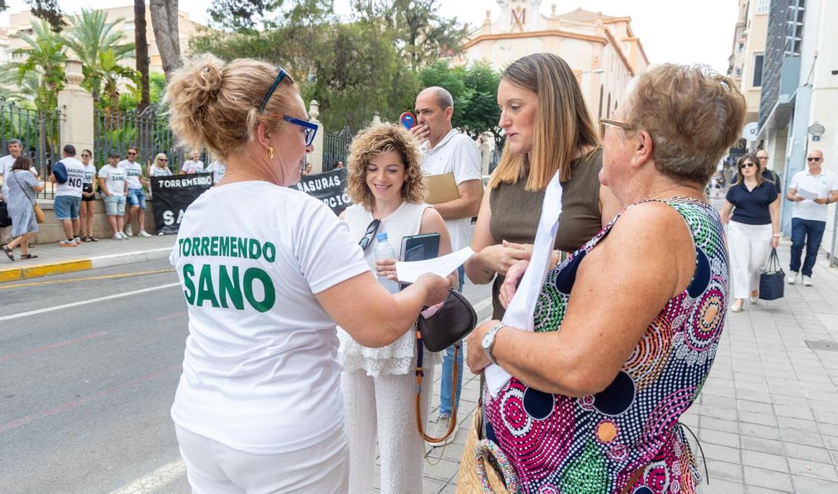 Lucía Paez y Maria Dolores Andreu entregan el escrito a las concejalas de Aseo Urbano de Orihuela y Torrevieja, Rocío Ortuño y Maria José Ruiz