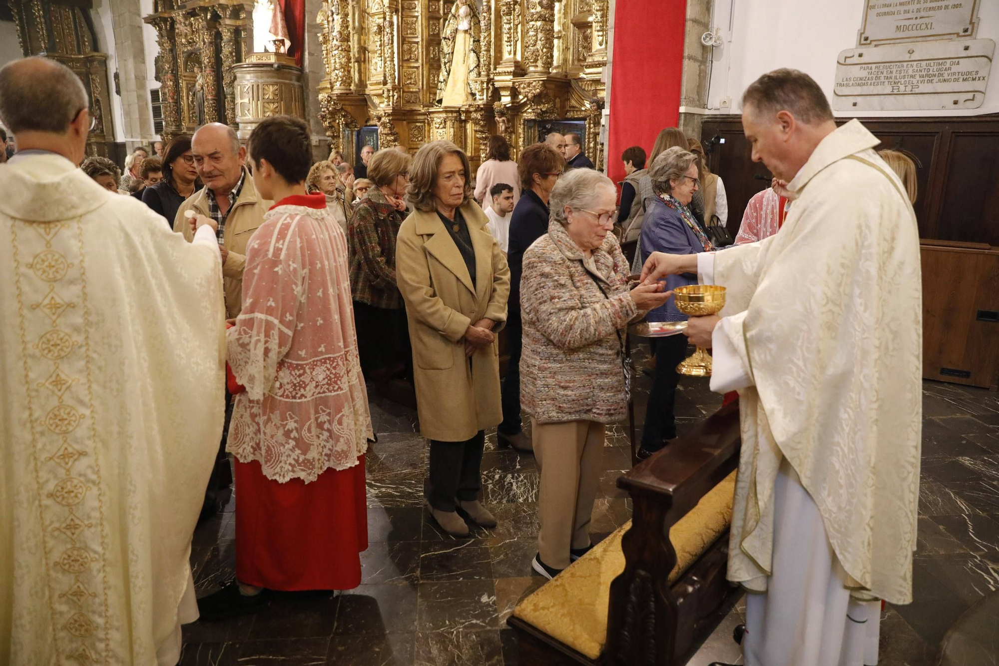 El cardenal Ángel Fernández Artime oficia la primera misa cardenalicia de Gozón en el día de Todos los Santos en la parroquia de Santa María de Luanco