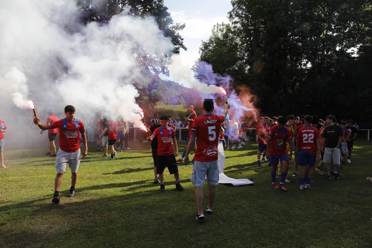 EN IMÁGENES: Así han celebrado Condal, Astur y Andés el ascenso a la Tercera Federación de Asturias