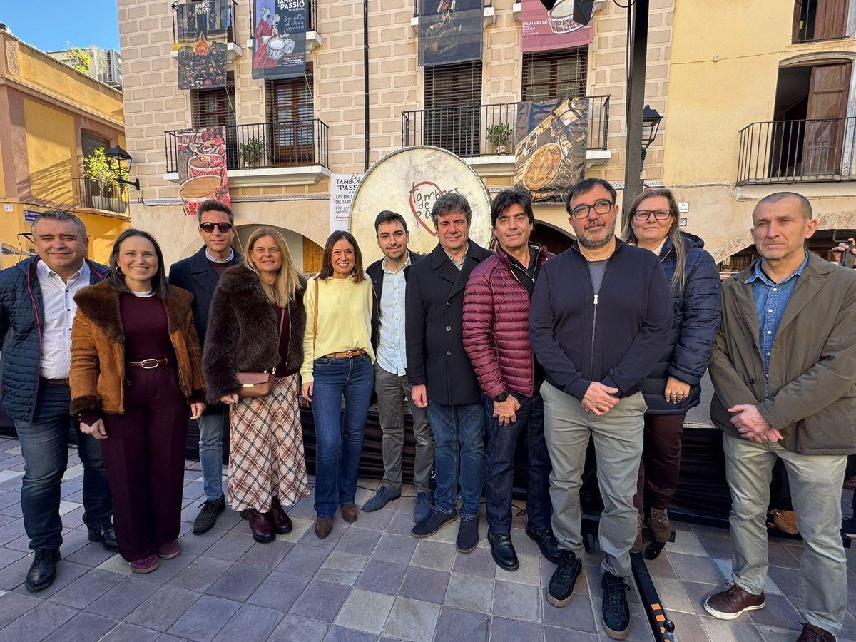 La alcaldesa, María Tormo, y otros miembros de la corporación, con las autoridades visitantes.