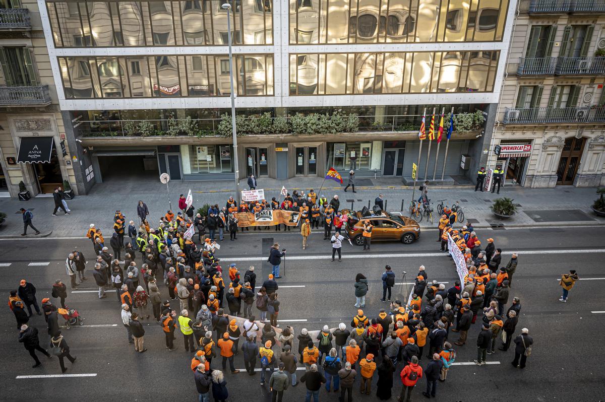 La Coordinadora de pensionistas se manifiesta por el centro de Barcelona