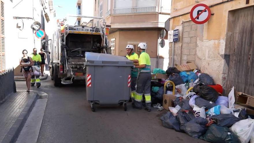 Varios trabajadores de Lumsa empezaron ayer por la mañana a recoger los residuos acumulados durante cinco días.