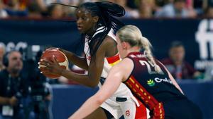 Lola Pendande, en un partido de preparación para el Eurobasket con la selección