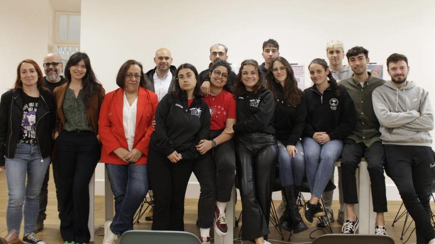 Integrantes de «Abierto Hasta el Amanecer», junto a varios concejales, ayer, en la presentación de la nueva oferta de actividades de la entidad. | Naiara Pilo