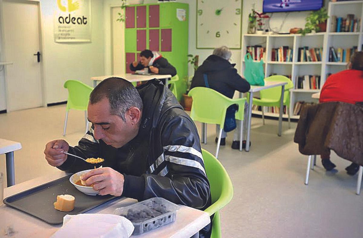 Miembros y voluntarios de Baena Solidaria, una asociación surgida en 2003 que presta atención social en el municipio de la comarca del Guadajoz.