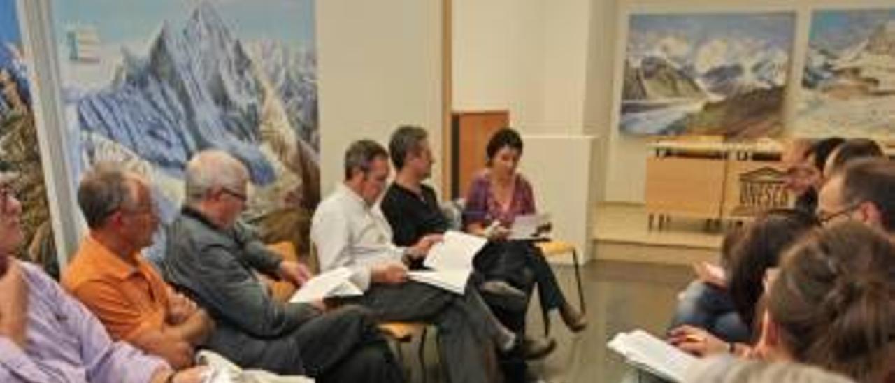 Imagen de una reunión de Salvem l´Aqüífer del Molinar.