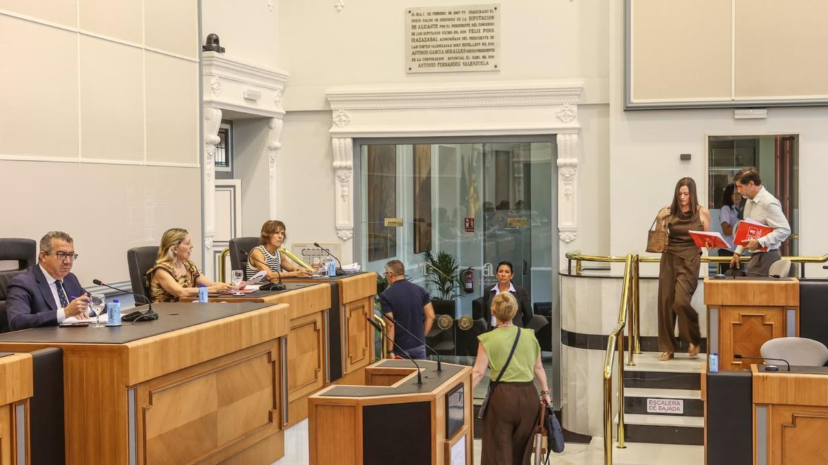 El PSOE y Compromís abandonan el último pleno del curso en la Diputación de Alicante ante la incredulidad de Toni Pérez