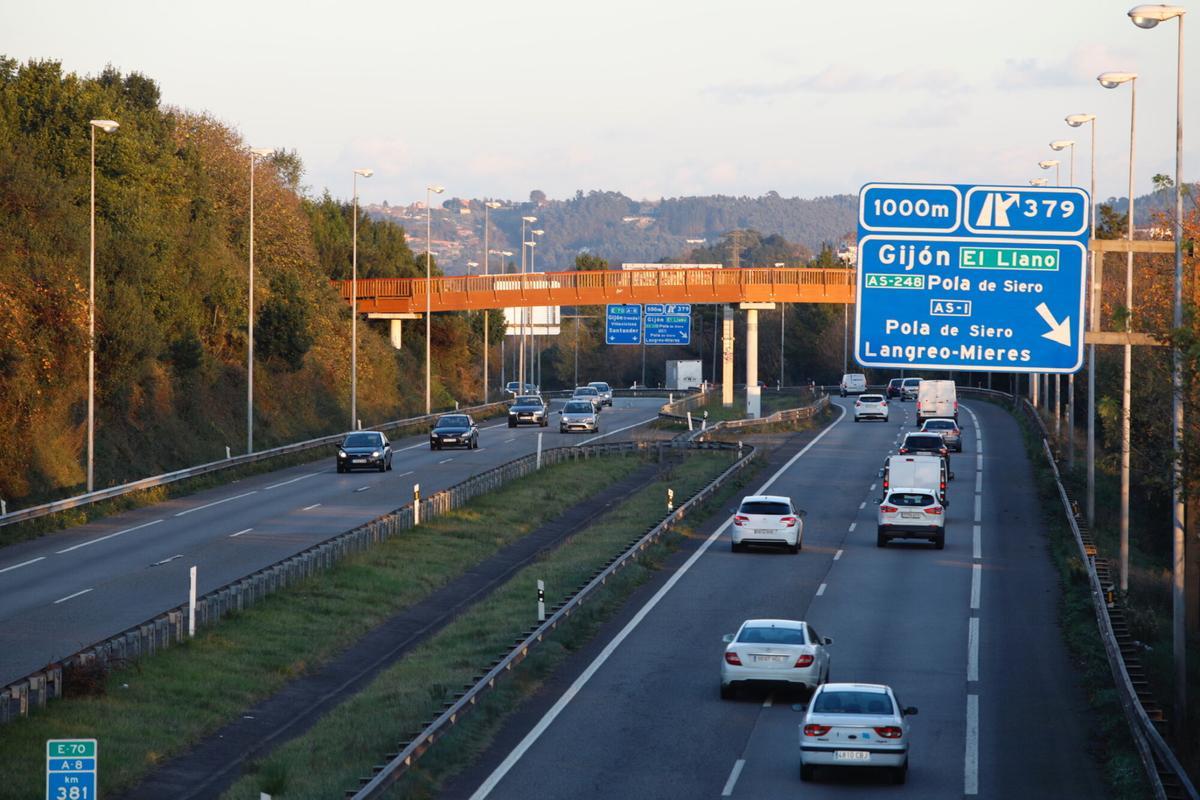 Vehículos circulando por la A-8 a su paso por Gijón a la altura de Nuevo Roces. COCHES. TRAFICO. AUTOPISTA