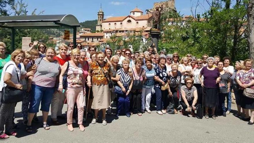 La asociacion amas de casa Tyrius visitan Linares de Mora