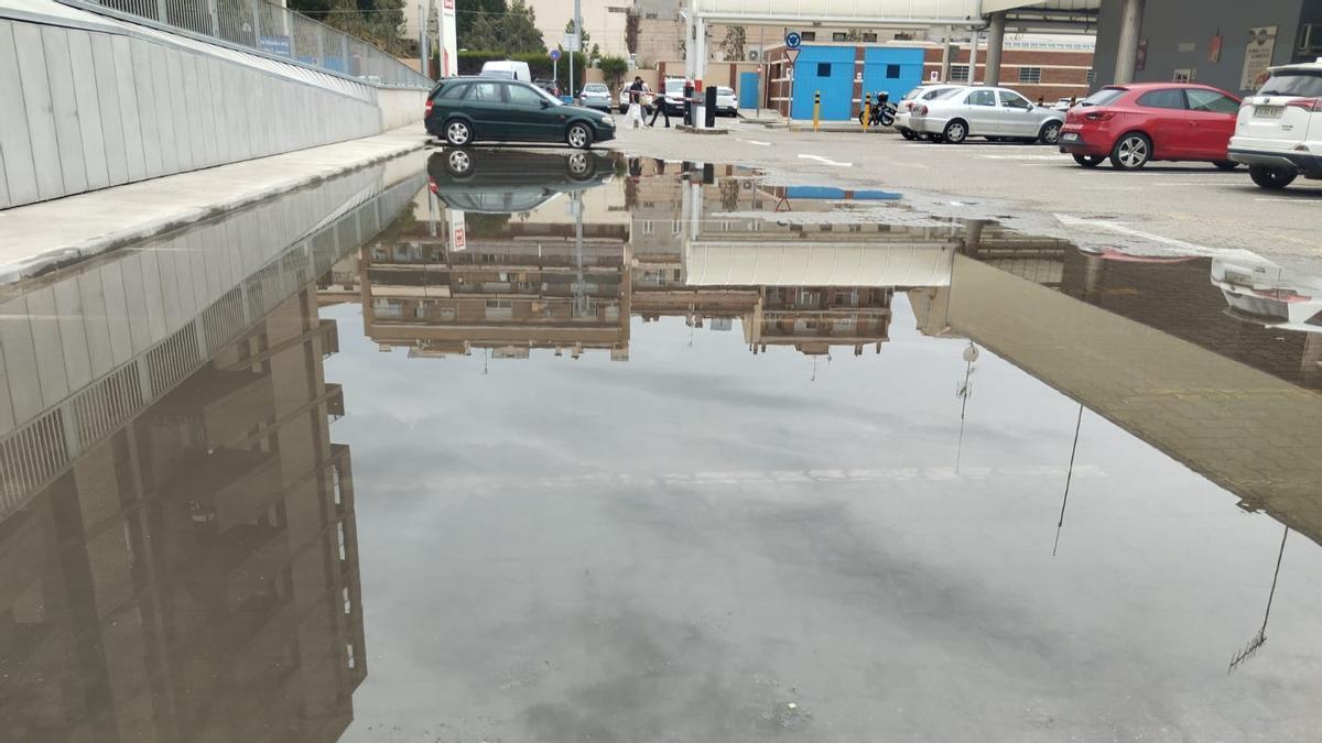 L'aigua embassada a l'aparcament de l'Estació d'Autobusos de Manresa després de la pluja d'aquest dijous