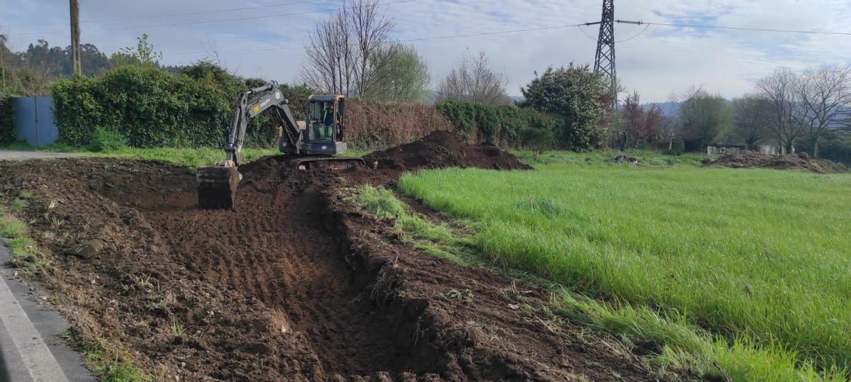 Obras de movimiento de tierras para construir la depuradora de Santiago en A Silvouta