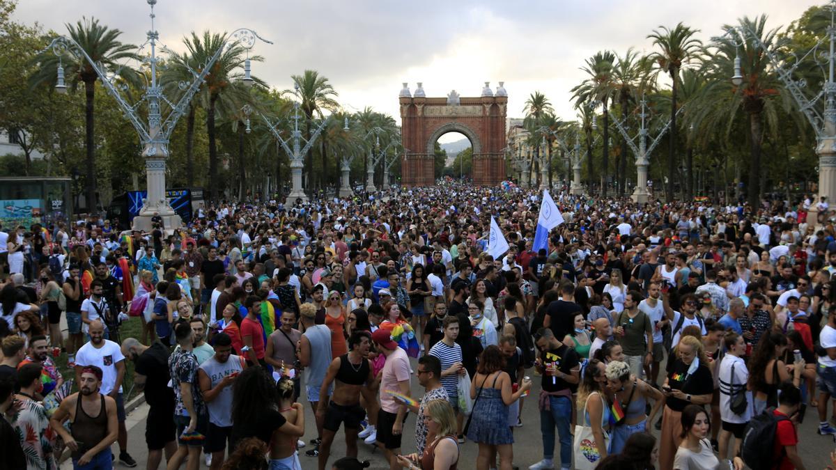 Centenars de persones al passeig de Lluís Companys en la celebració del Pride! Barcelona