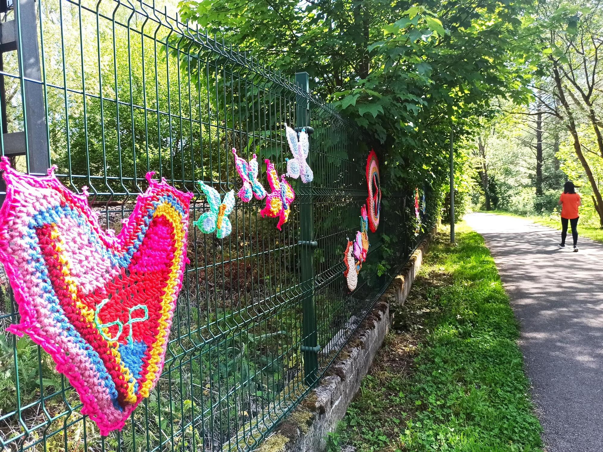 El arte urbano se teje en la Pola, el artista "6p" llena la Senda del Nora de ganchillo: "Si alguien se siente solo, que se sienta más acompañado"