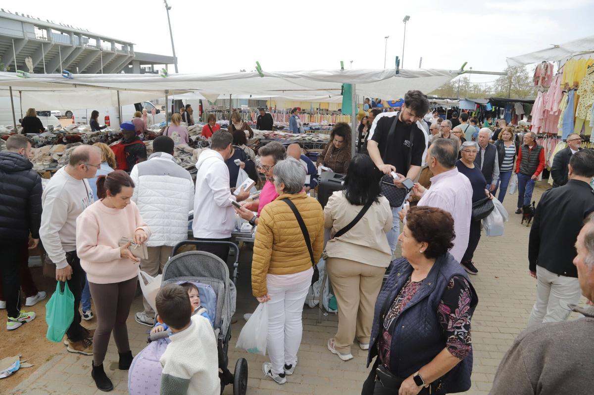 El mercadillo de El Arenal, en imágenes