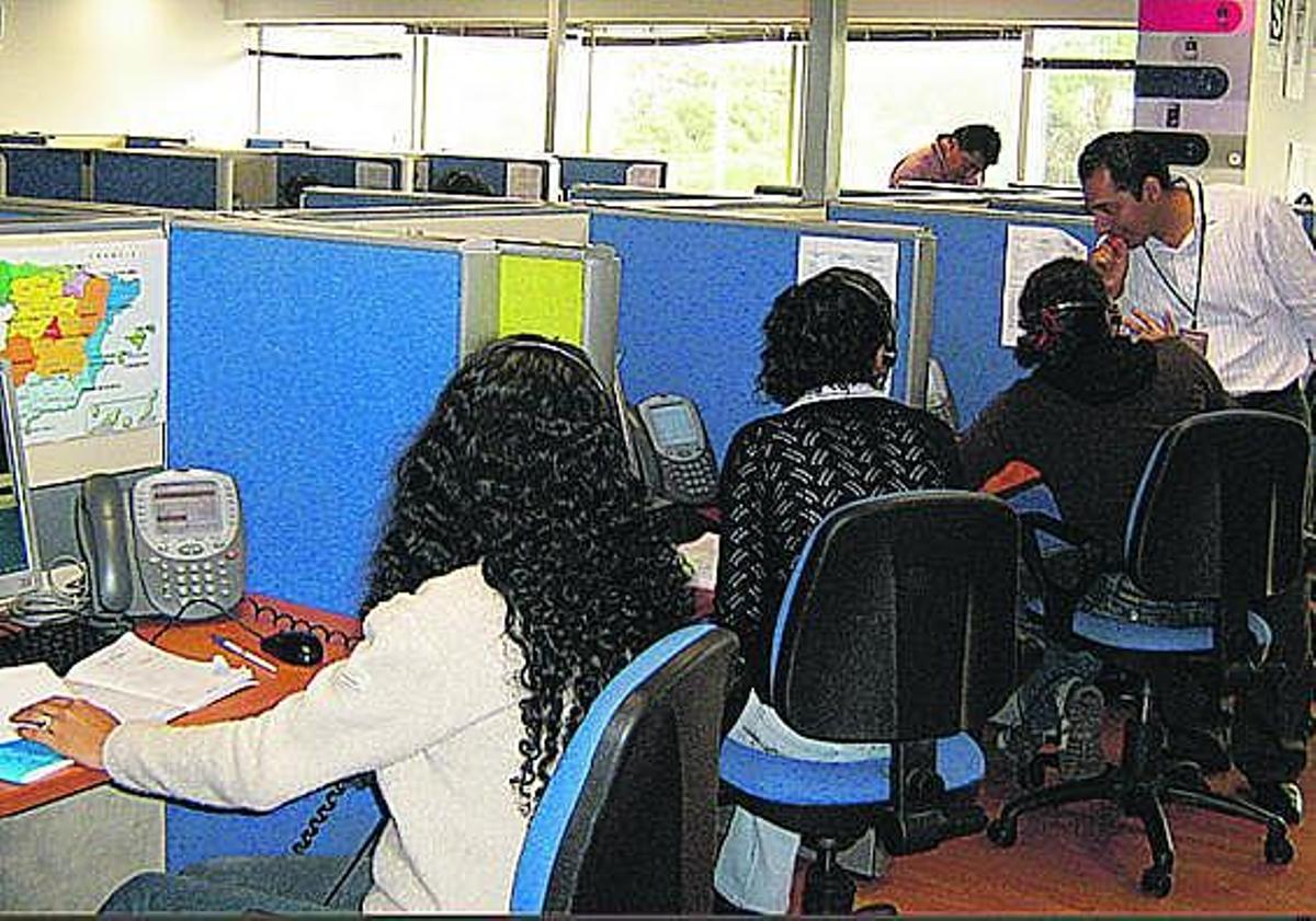 Trabajadores del centro de Telemark en Lima, con un mapa de España delante de su puesto. /Telemark