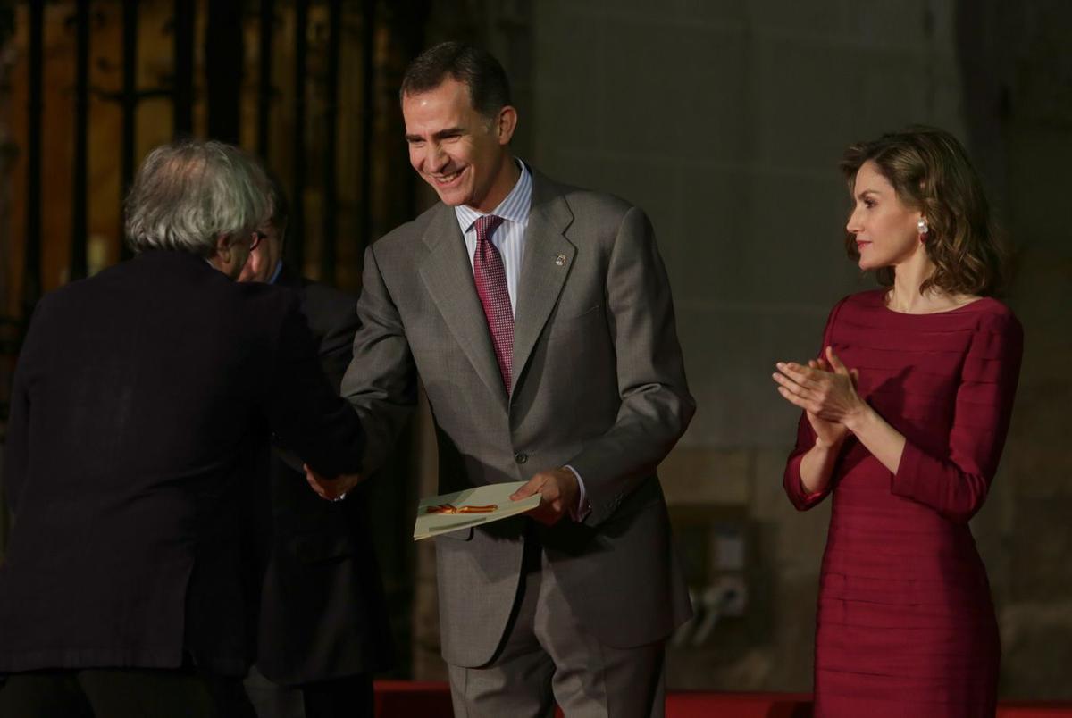 Letizia Ortiz con su vestido de Felipe Varela y junto al Rey Felipe VI en Palencia