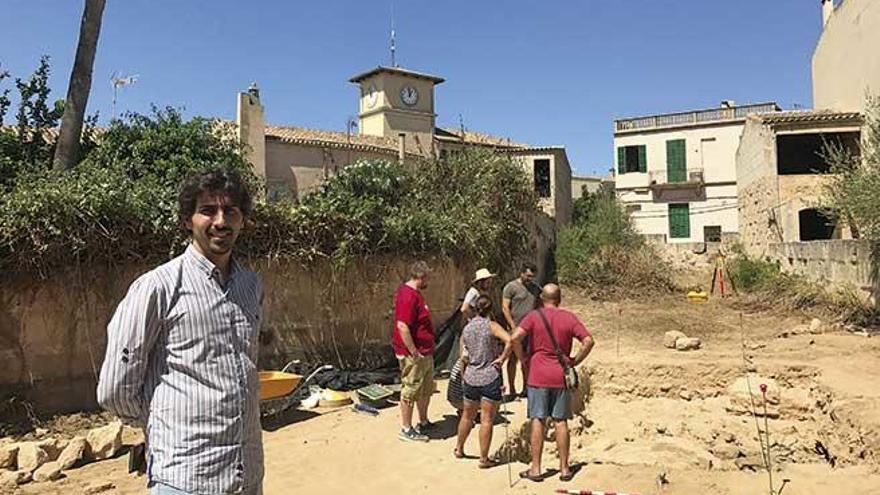 El alcalde, Bernat Roig, en la jornada de puertas abiertas celebrada ayer en el yacimiento arqueológico del foso romano.  T. O.