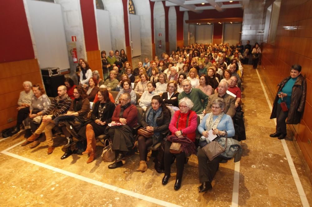 La novelista, presentada por Iria Carregal, desgranó algunas de las claves de su quehacer literario