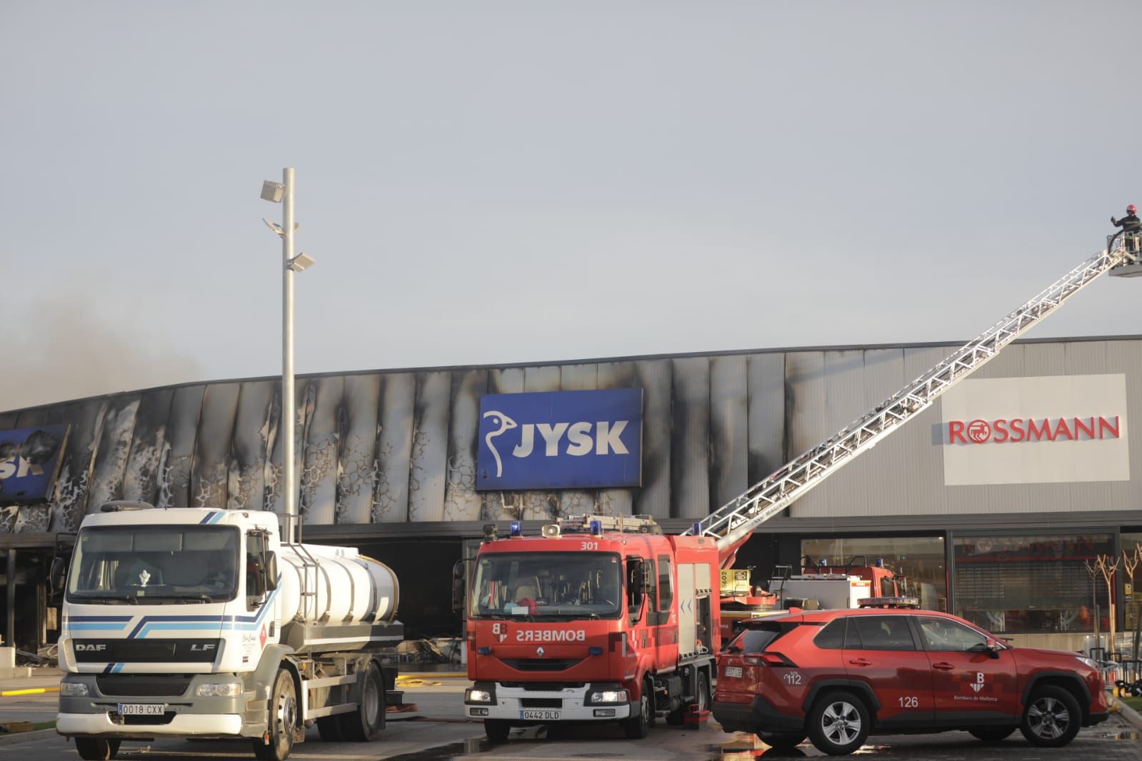 Alarma por un gran incendio en un almacén de muebles en Manacor