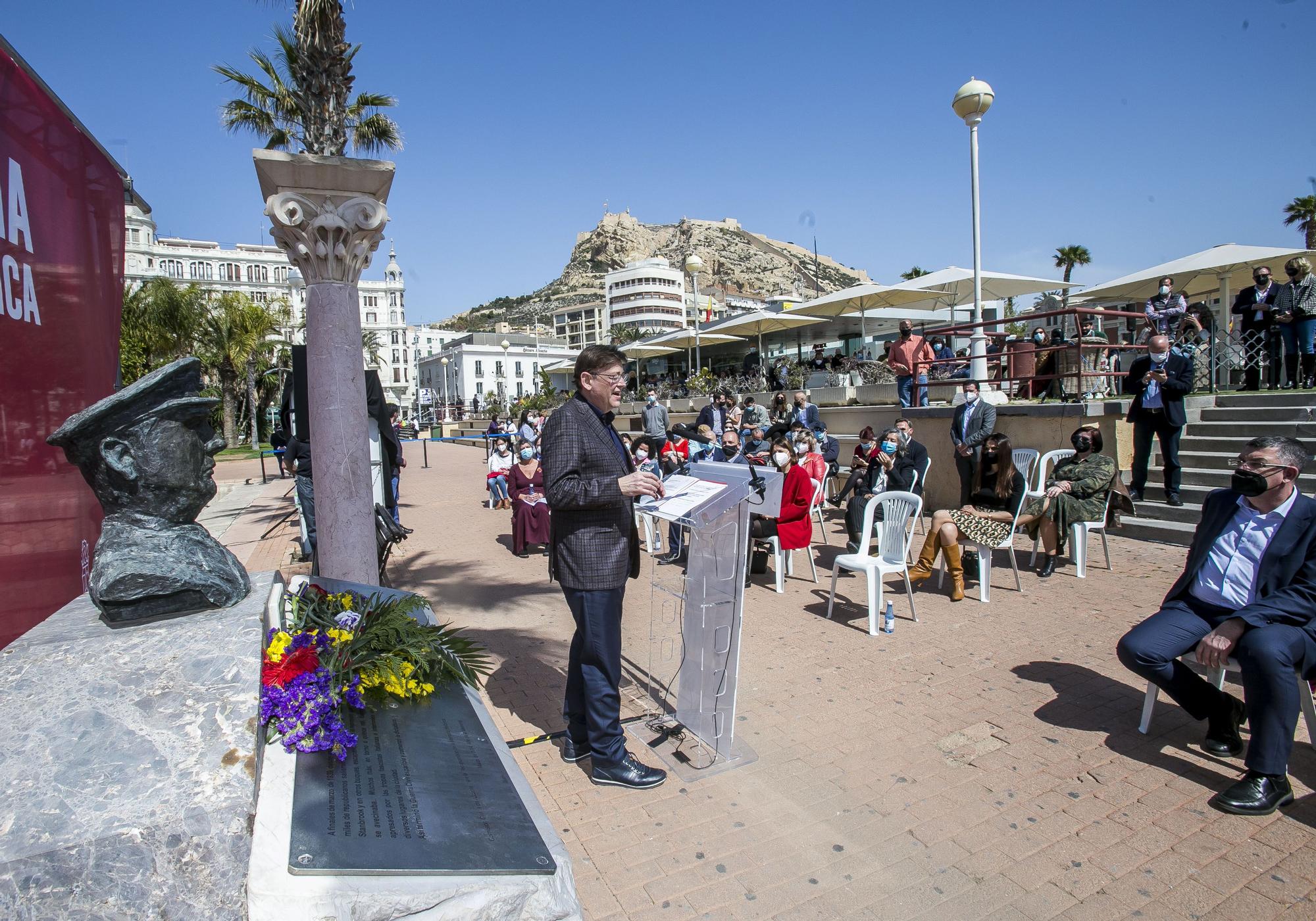 Homenaje a las víctimas de la Guerra Civil en el puerto de Alicante