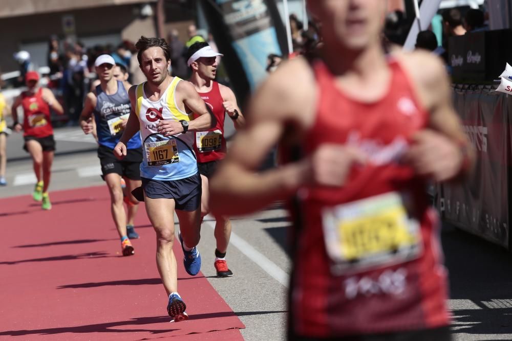 Más de dos mil deportistas corrieron esta mañana en la prueba que discurría por el centro de la ciudad del Louro