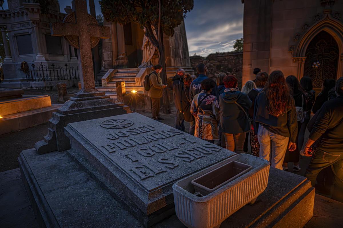 De noche entre tumbas en el cementerio de Montjuïc, el mayor de