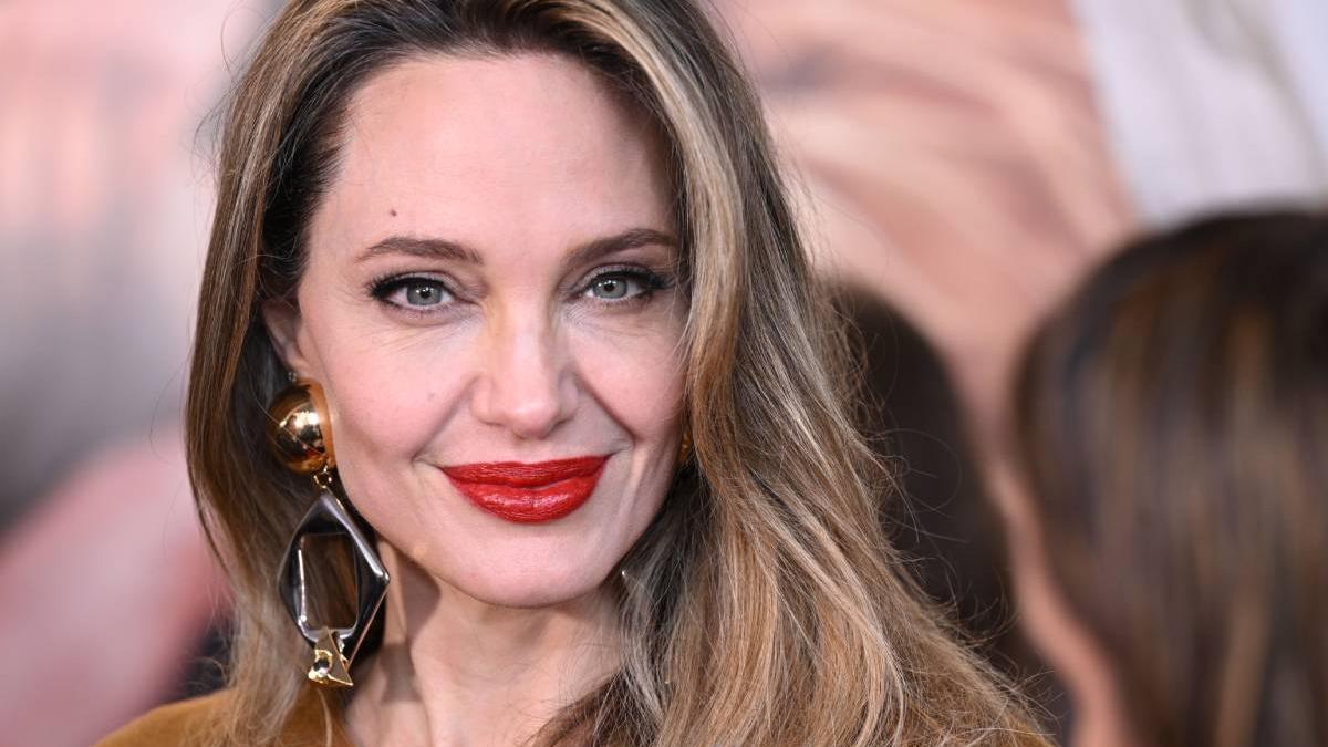 Angelina Jolie reivindica la capa como la prenda más elegante