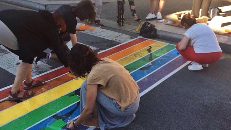 Membres del Consell pinten una bandera de l&#039;arc de Sant Martí del moviment LGTBI