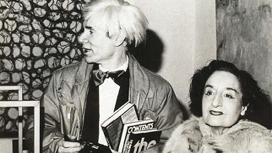 La artista gallega Maruja Mallo, con Andy Warhol.