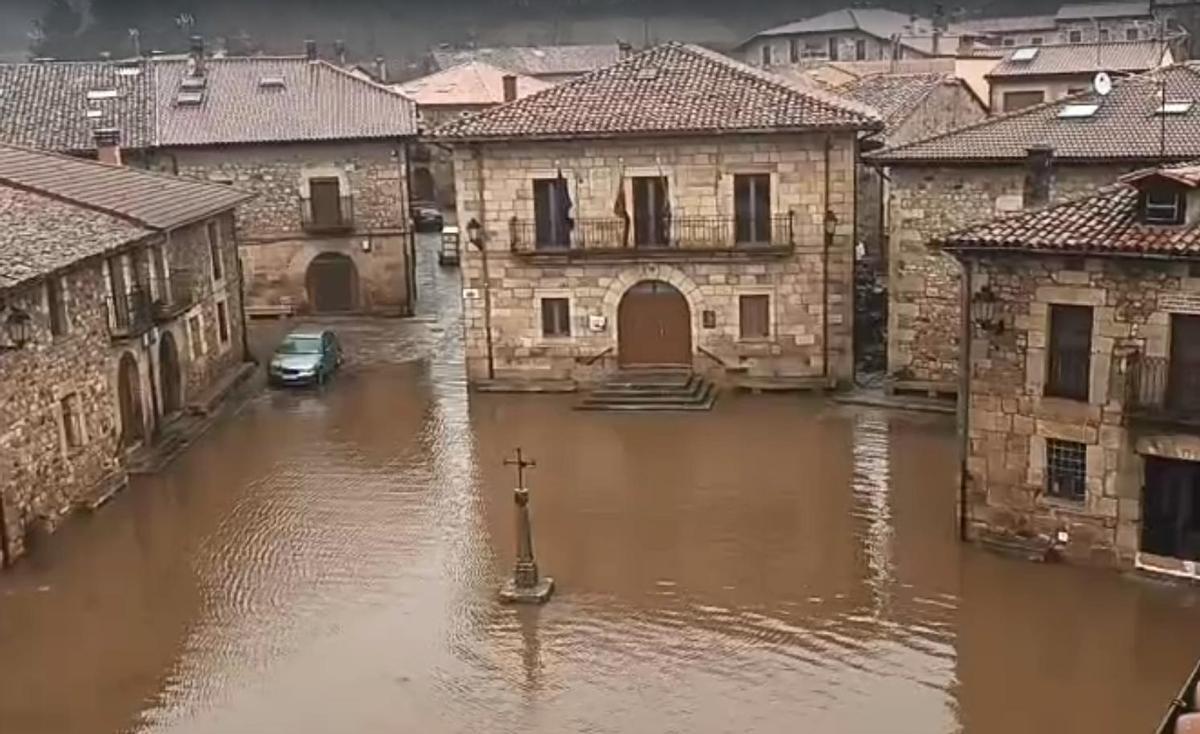 Vista de la Plaza de Salduero, en Soria, inundada, una imagen habitual cuando llega el invierno.