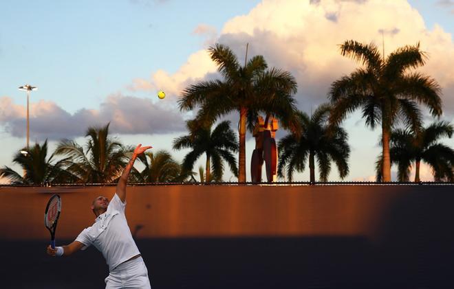 Dan Evans, de Gran Bretaña, sirve a Malek Jaziri de Túnez durante el cuarto día del tenis del Miami Open.