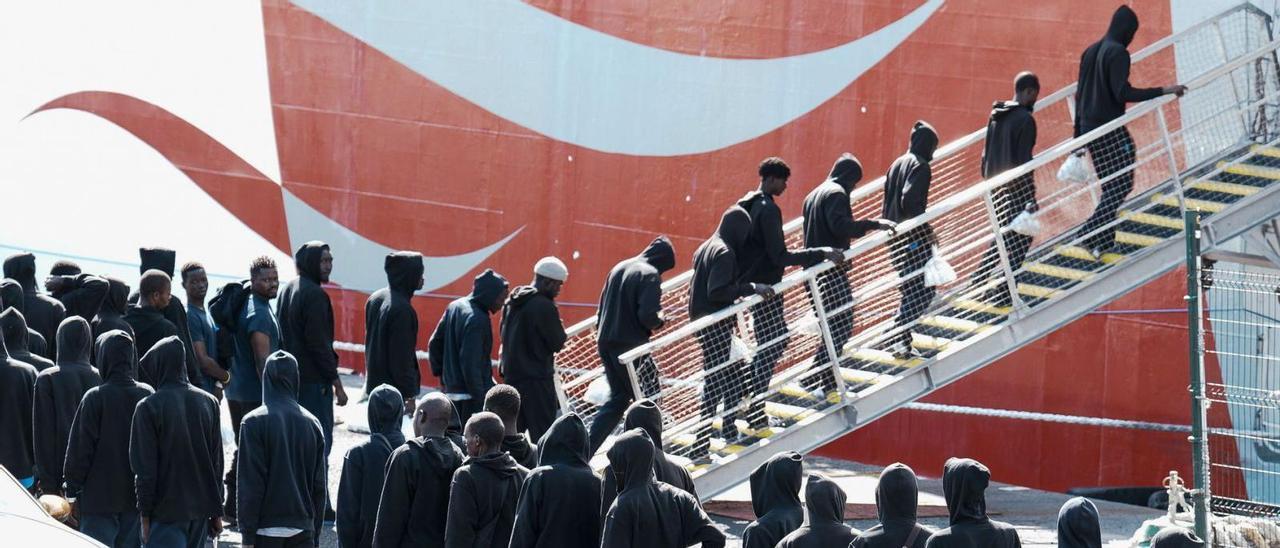 Decenas de inmigrantes cogen un ferry en las Islas Canarias para ser reubicados.  // H. BILBAO/EUROPA PRESS