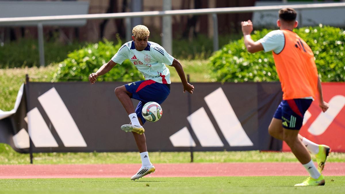 Lamine Yamal, en un entrenamiento con la selección española en la ciudad deportiva de Las Rozas. Lamine Yamal, en un entrenamiento con la selección española en la ciudad deportiva de Las Rozas.