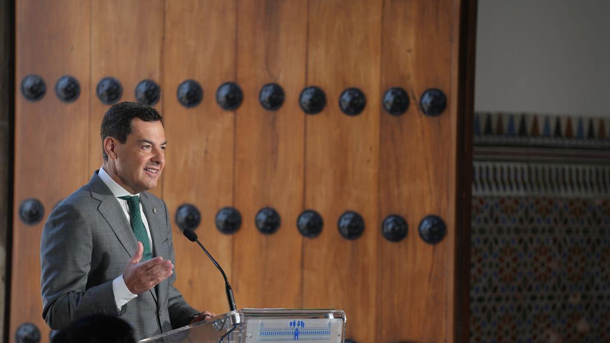 Vídeo | Juanma Moreno realiza la entrega floral a Blas Infante por el 140 aniversario de su nacimiento