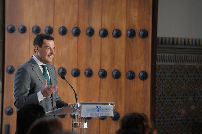 El plantón de Vox a Blas Infante incomoda a Juanma Moreno y da munición a la izquierda contra el pacto andaluz